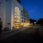 In The Cliff & **** Obzor